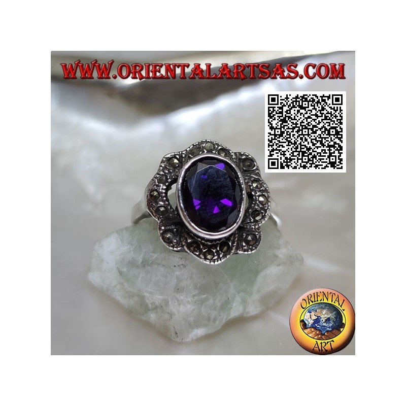 Bague en argent avec zircon ovale couleur améthyste entouré de bandes ondulées de marcassite
