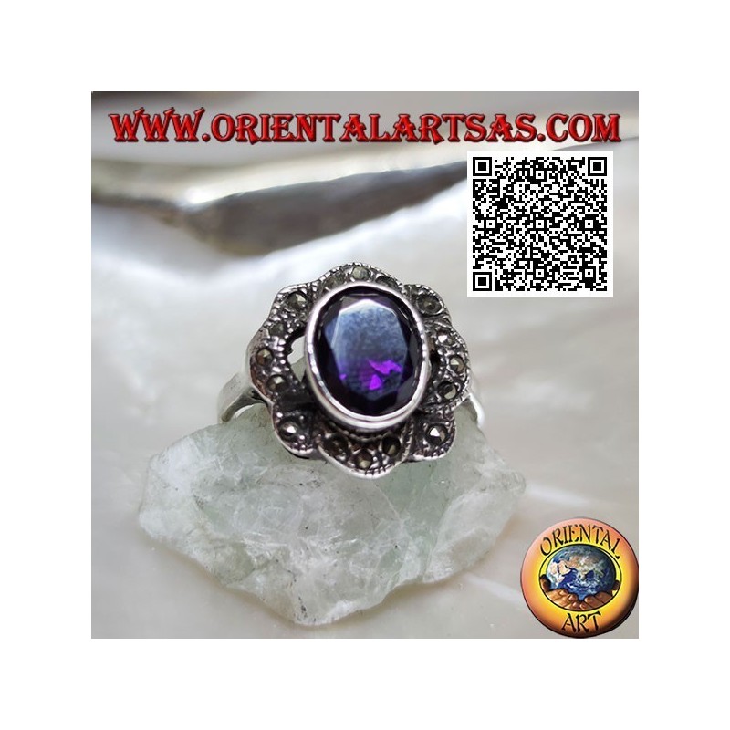 Anillo de plata con circonita ovalada color amatista rodeada de tiras onduladas de marcasita