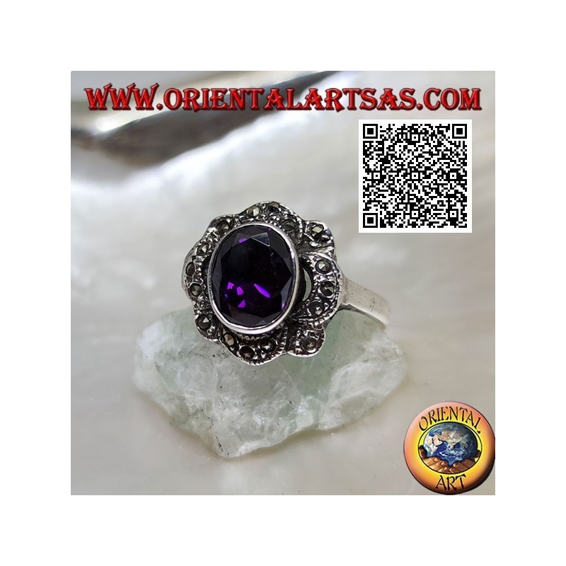 Bague en argent avec zircon ovale couleur améthyste entouré de bandes ondulées de marcassite
