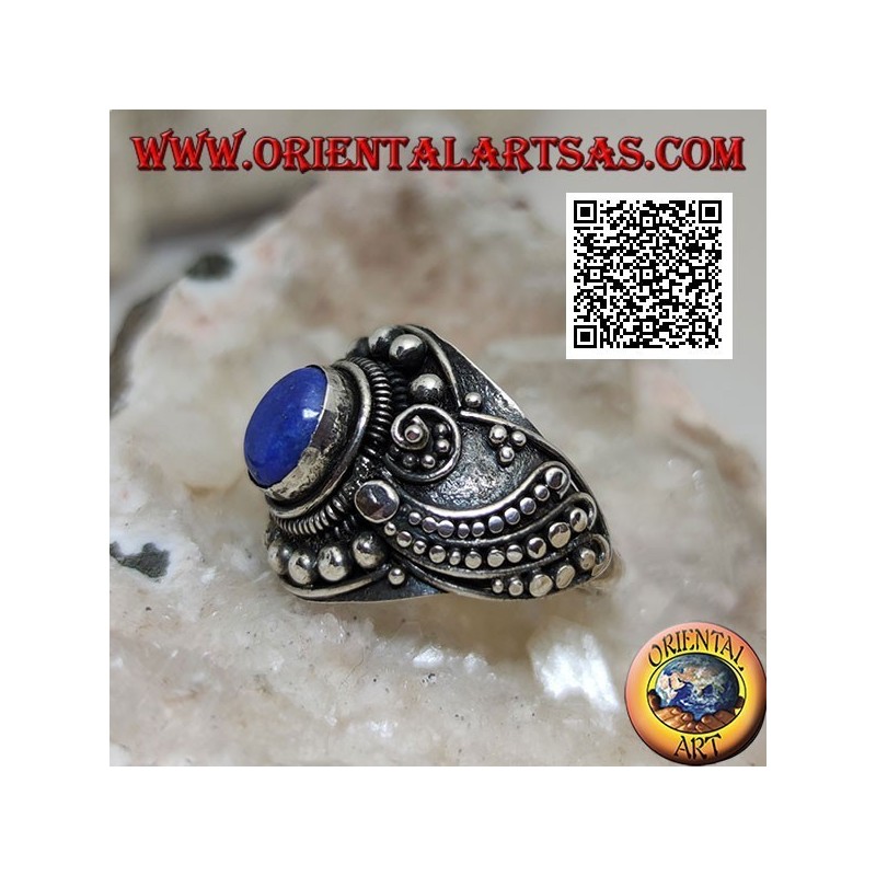 Anillo de plata con lapislázuli ovalado y decoración étnica con pedrería ondulada
