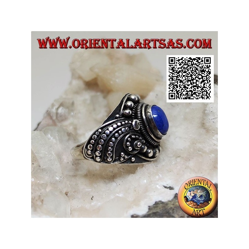 Anello in argento con lapislazzulo ovale e decorazione etnica ondeggiante a palline
