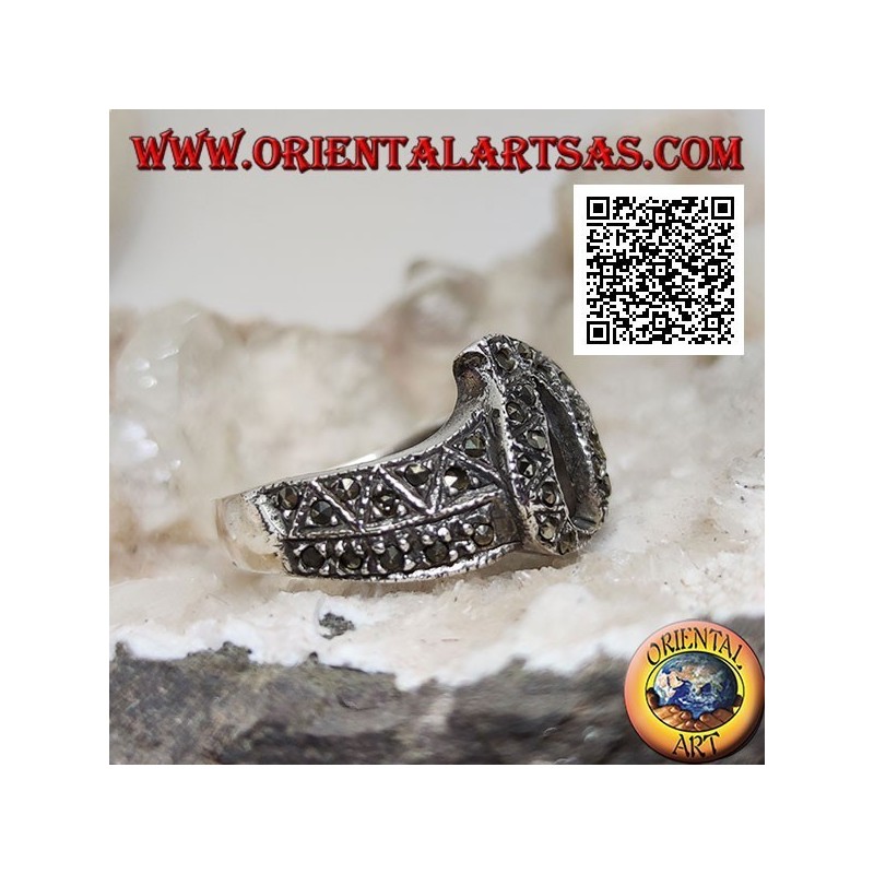 Anello in argento a fascia con fiamma traforata centrale tempestato di marcassite