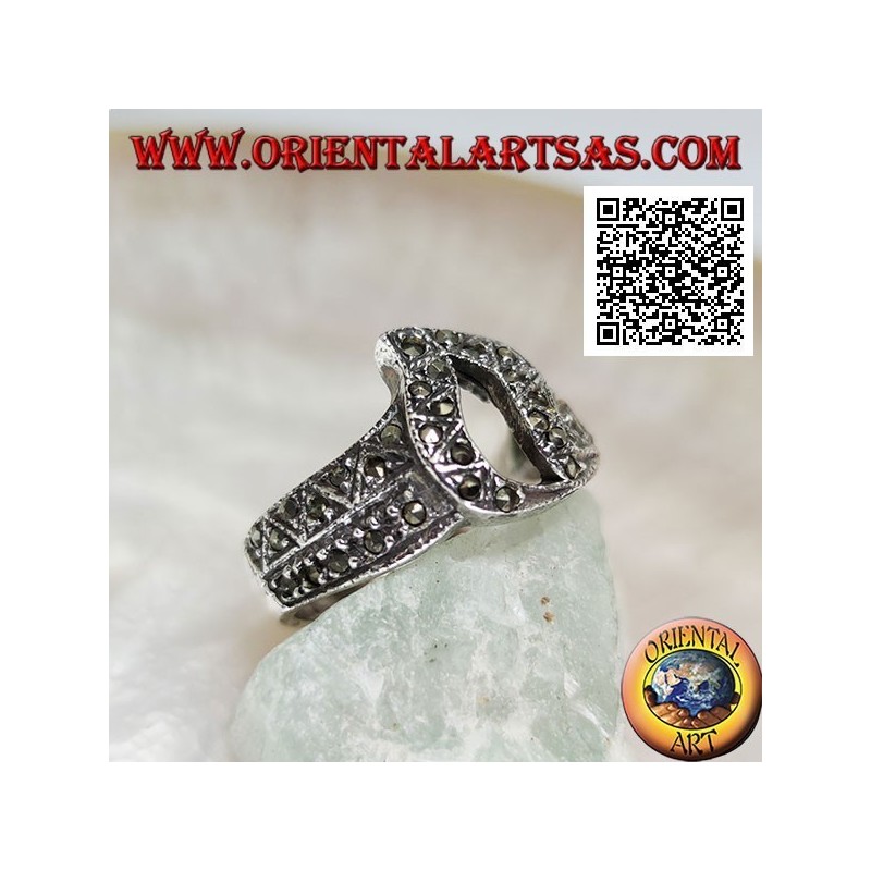 Anello in argento a fascia con fiamma traforata centrale tempestato di marcassite