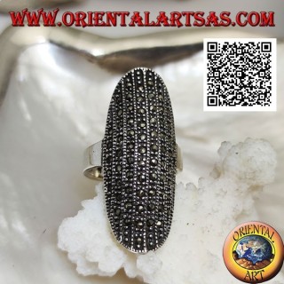 Anillo de plata en forma elíptica grande con un centro redondeado tachonado de marcasita