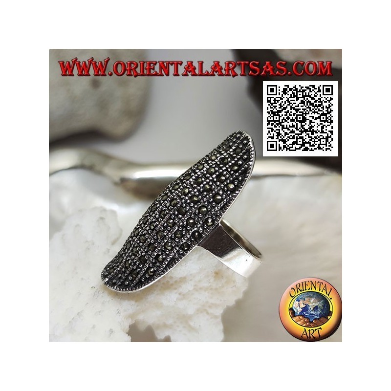 Anello in argento di forma ellittica grande bombata sul centro tempestata di marcassite