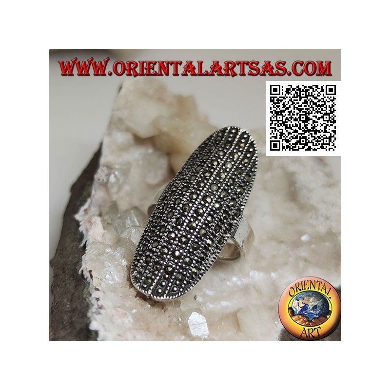 Anillo de plata en forma elíptica grande con un centro redondeado tachonado de marcasita