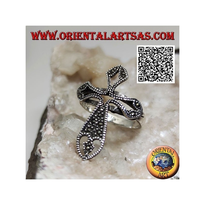 Bague en argent en forme de croix latine ajourée parsemée de marcassite