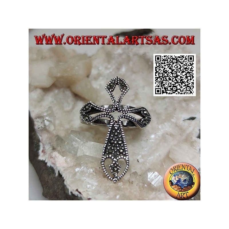 Bague en argent en forme de croix latine ajourée parsemée de marcassite