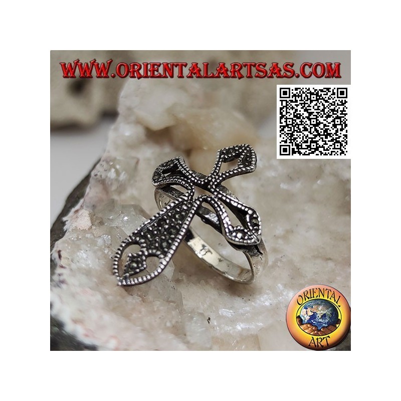 Bague en argent en forme de croix latine ajourée parsemée de marcassite