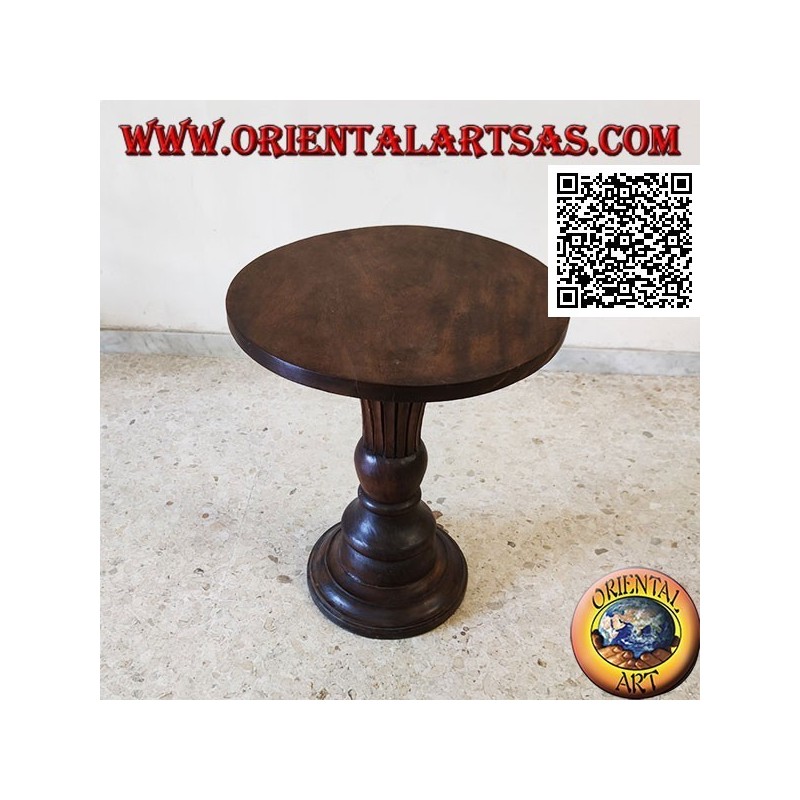 Runder Couchtisch mit blühender konischer Mittelbasis, handgeschnitzt in Teakholz (72 cm)