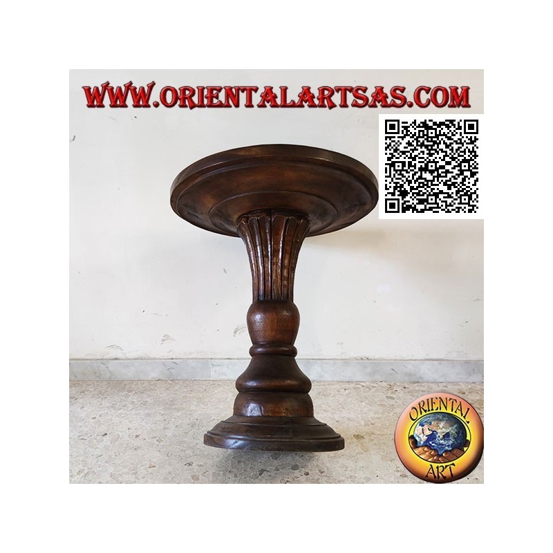 Table basse ronde avec piètement central conique fleuri sculpté à la main en bois de teck (72 cm)