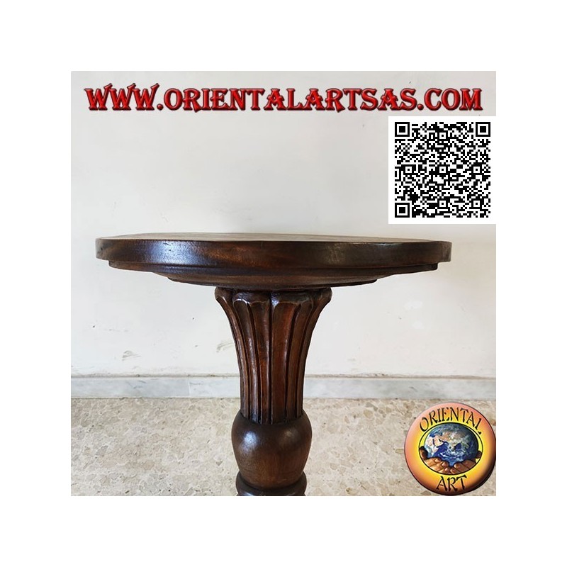 Tavolino tondo con base centrale conica sbocciante intagliato a mano in legno di teak (72 cm)