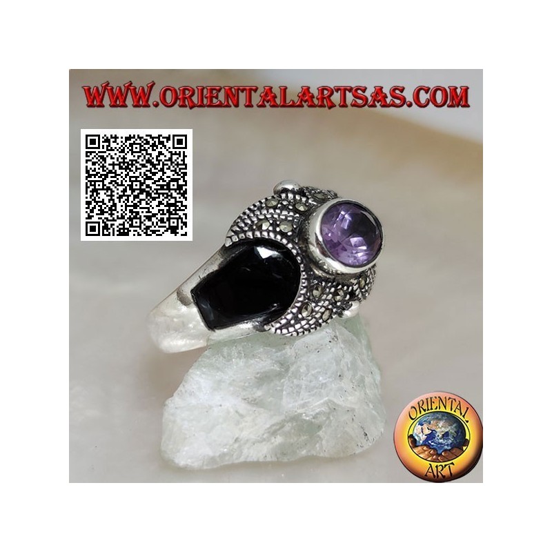 Anello in argento con ametista naturale ovale su croce tempestata di marcassite e onice sui lati