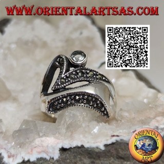 Anello in argento di forma astratta in stile futuristico con parti di marcassite e acquamarina tonda
