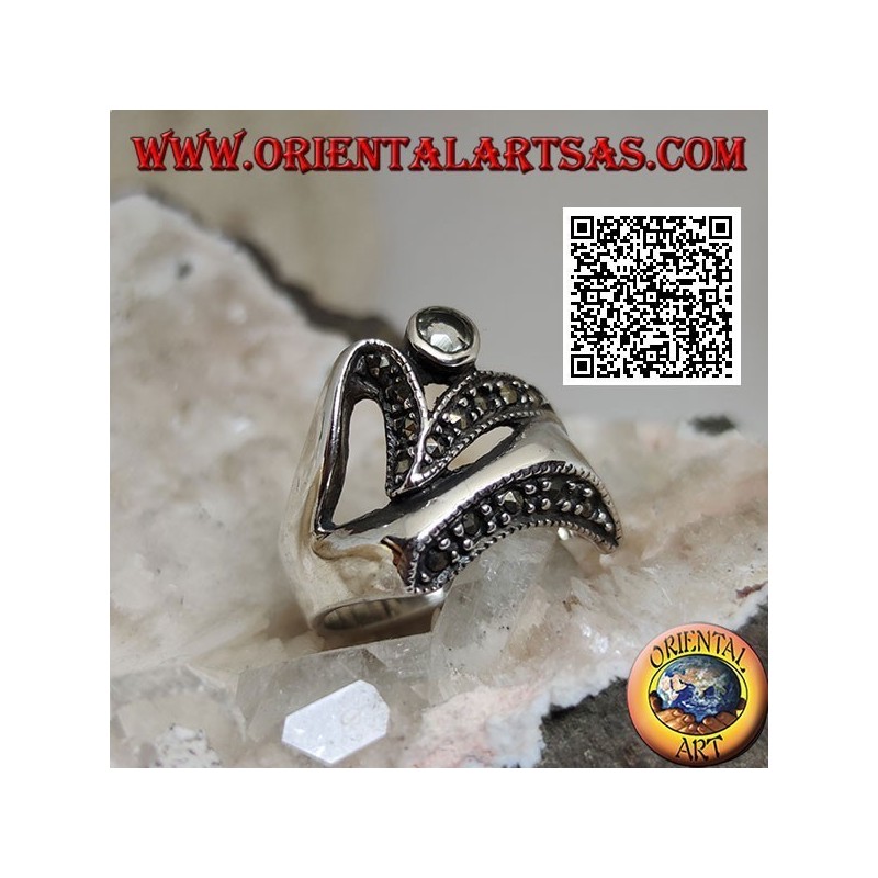 Anello in argento di forma astratta in stile futuristico con parti di marcassite e acquamarina tonda