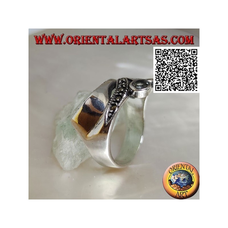 Anillo de plata de forma abstracta en estilo futurista con partes de marcasita y aguamarina redonda