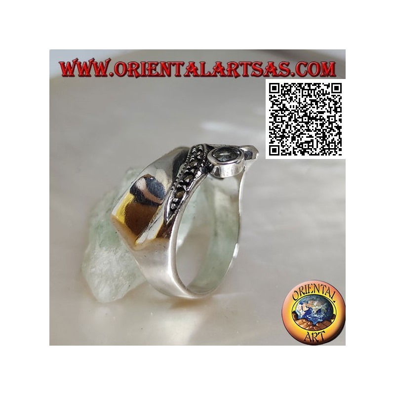 Anillo de plata de forma abstracta en estilo futurista con partes de marcasita y aguamarina redonda