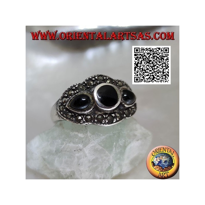 Anello in argento con onice tonda tra gocce di onice contornate da marcassite