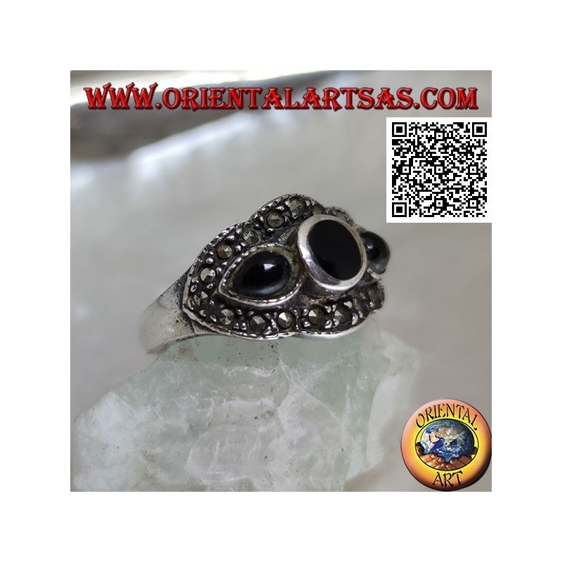 Anello in argento con onice tonda tra gocce di onice contornate da marcassite