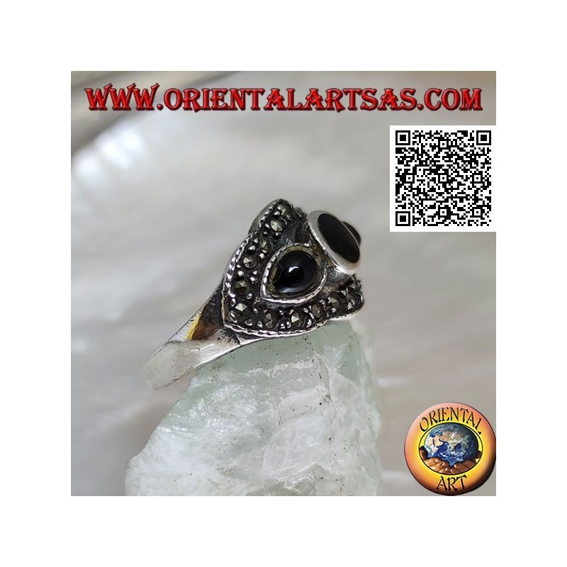 Silberring mit rundem Onyx zwischen Onyx-Tropfen, umgeben von Markasit