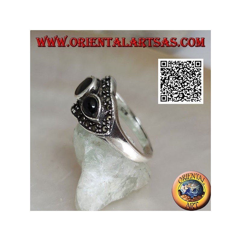 Anillo de plata con ónix redondo entre gotas de ónix rodeado de marcasita