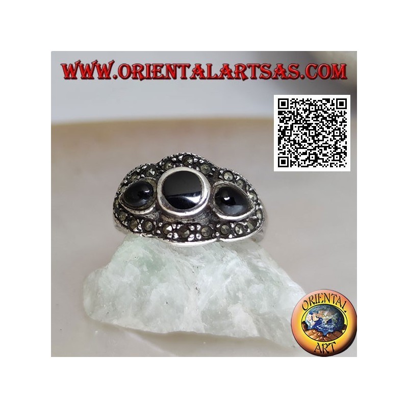 Silberring mit rundem Onyx zwischen Onyx-Tropfen, umgeben von Markasit