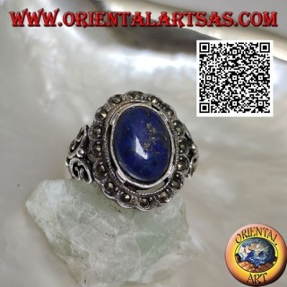 Anello in argento con lapislazzulo ovale cabochon contornato da marcassite e farfalla traforata sui lati