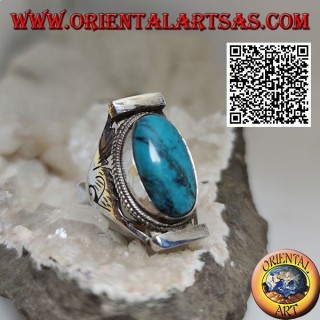 Anello in argento con turchese ovale contornato da intreccio su montatura nepalese e incisioni sui lati