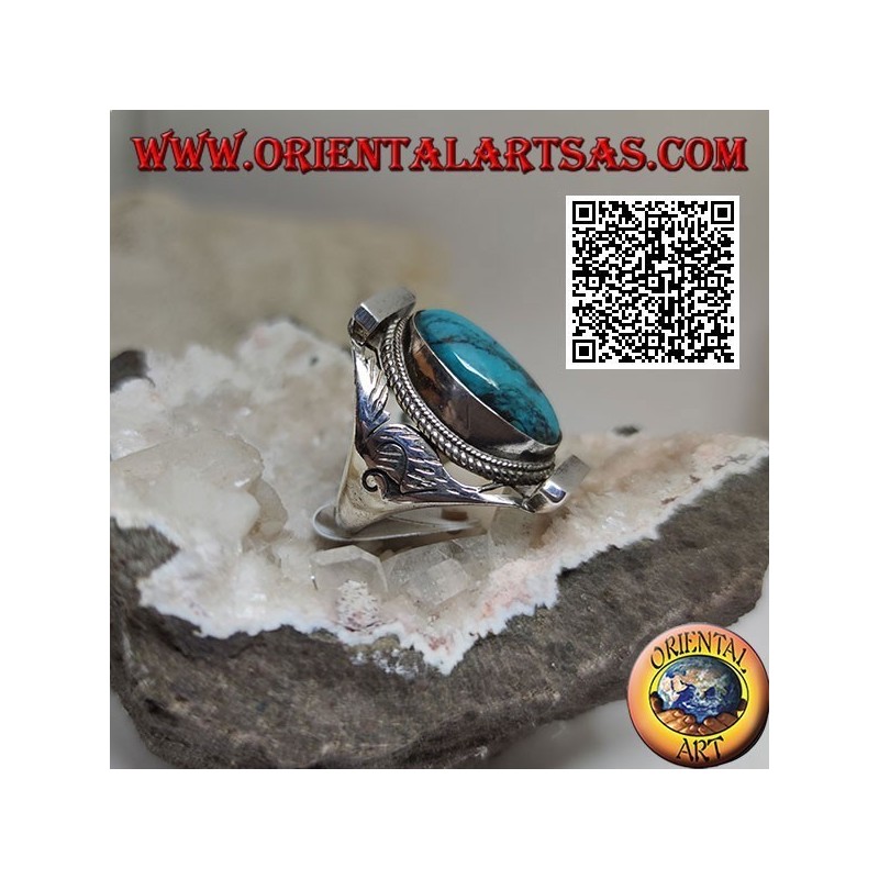 Anello in argento con turchese ovale contornato da intreccio su montatura nepalese e incisioni sui lati