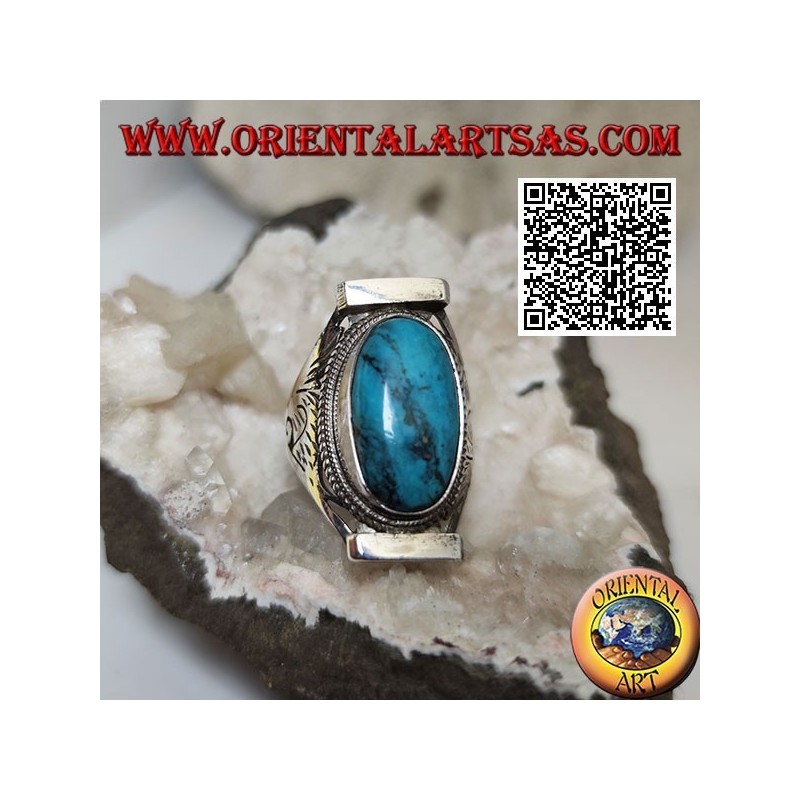 Anello in argento con turchese ovale contornato da intreccio su montatura nepalese e incisioni sui lati