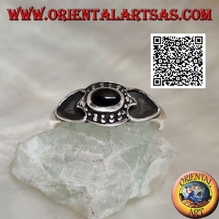 Anillo de plata con ónix ovalado rodeado de bolas y corazón ahuecado a los lados