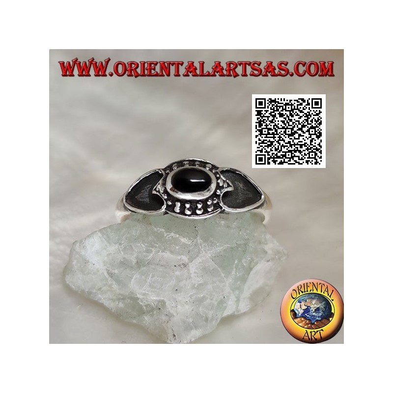 Bague en argent avec onyx ovale entouré de boules et cœur creusé sur les côtés