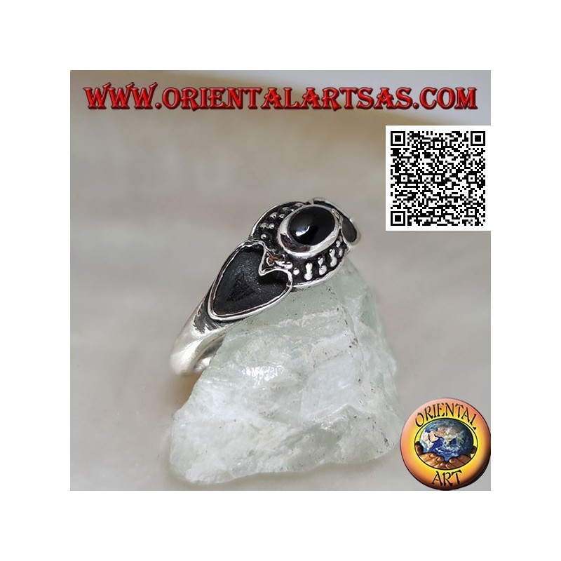 Anillo de plata con ónix ovalado rodeado de bolas y corazón ahuecado a los lados