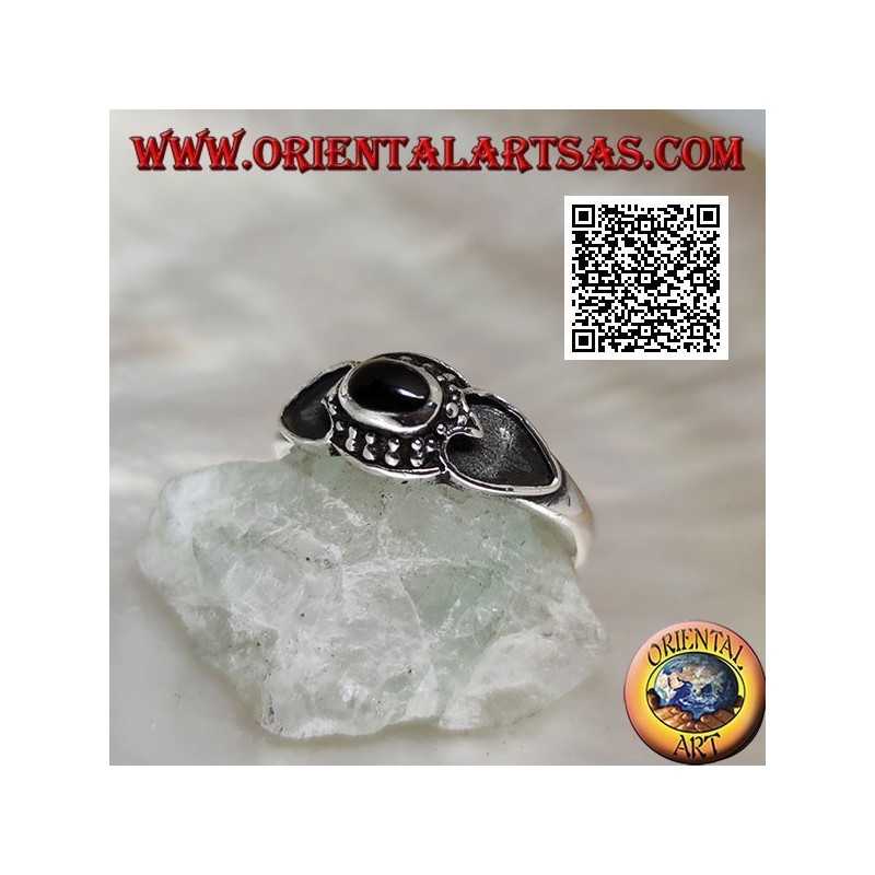 Bague en argent avec onyx ovale entouré de boules et cœur creusé sur les côtés