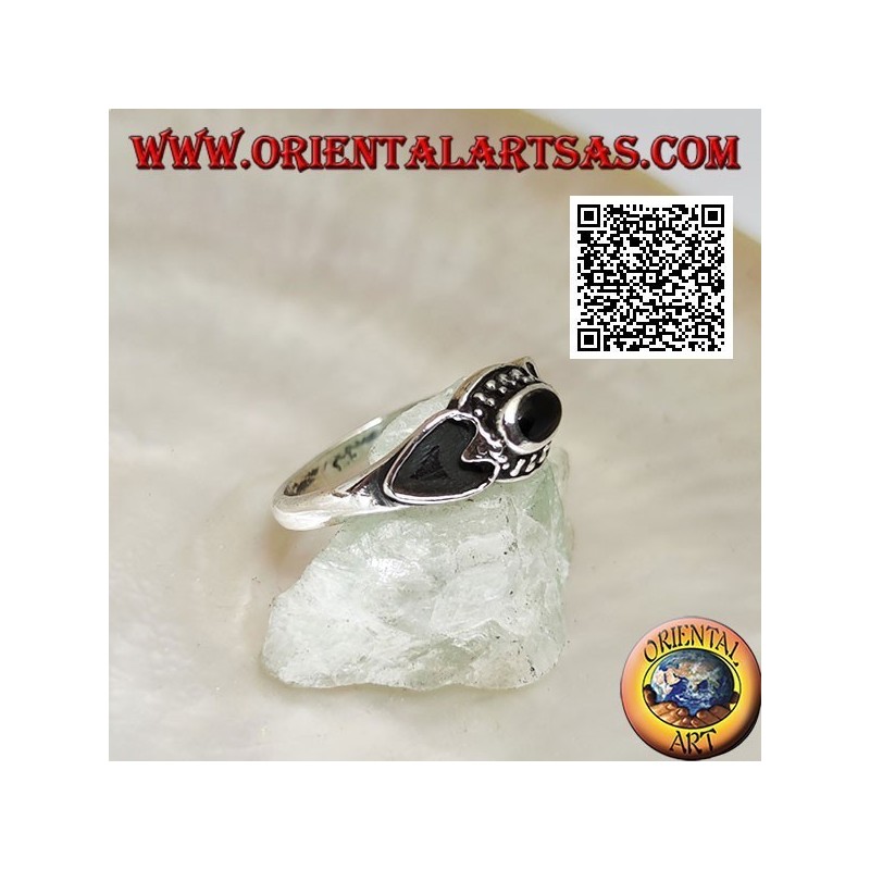 Anello in argento con onice ovale contornata da palline e cuore incavato sui lati