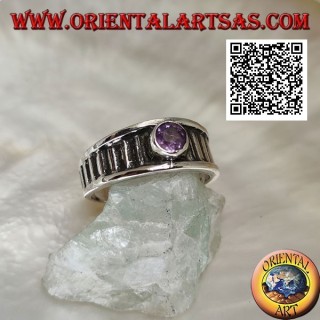 Bague en argent avec améthyste ronde naturelle sur cadre à rayures verticales