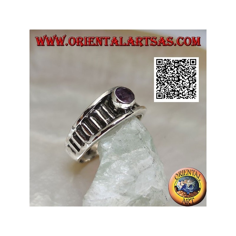 Bague en argent avec améthyste ronde naturelle sur cadre à rayures verticales