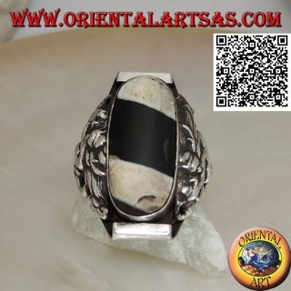 Bague en argent avec ancienne agate tibétaine Dzi des années 1900 sur serti népalais avec dragon en relief sur les côtés