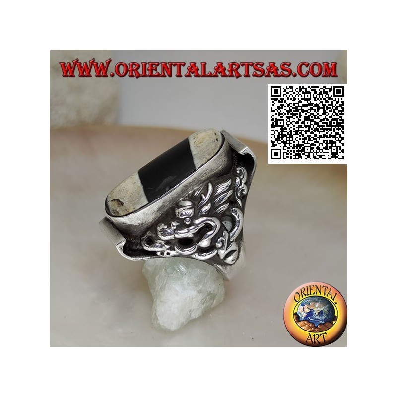 Anello in argento con agata Dzi tibetana antica del 900 su montatura nepalese con drago in rilievo sui lati