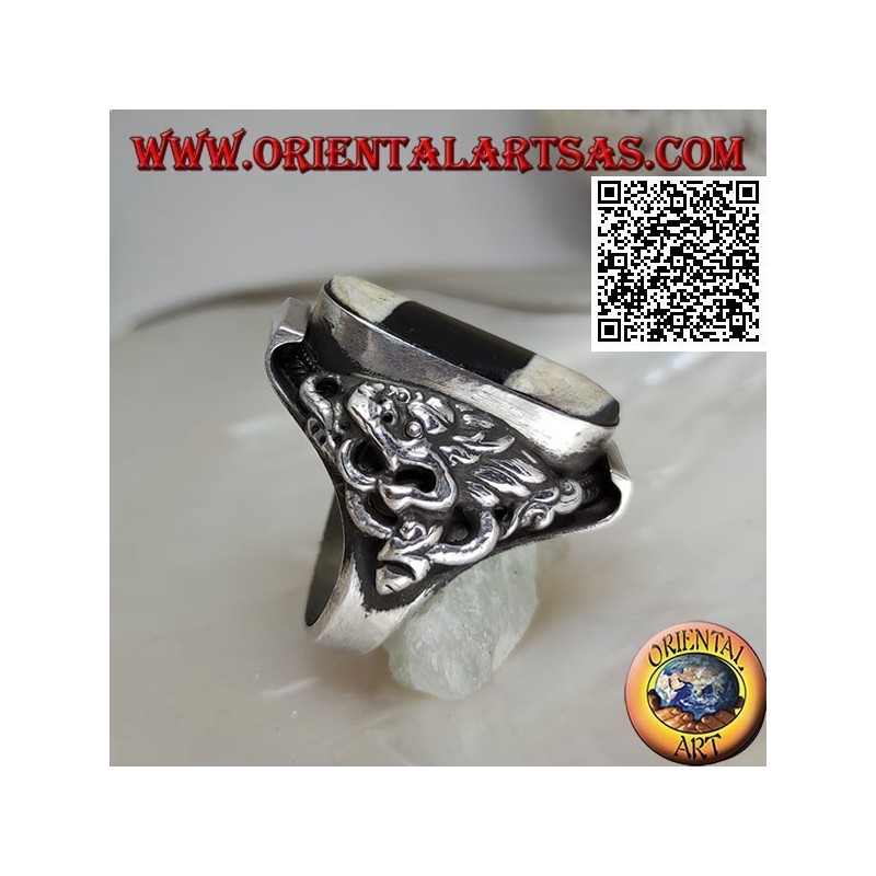 Anello in argento con agata Dzi tibetana antica del 900 su montatura nepalese con drago in rilievo sui lati
