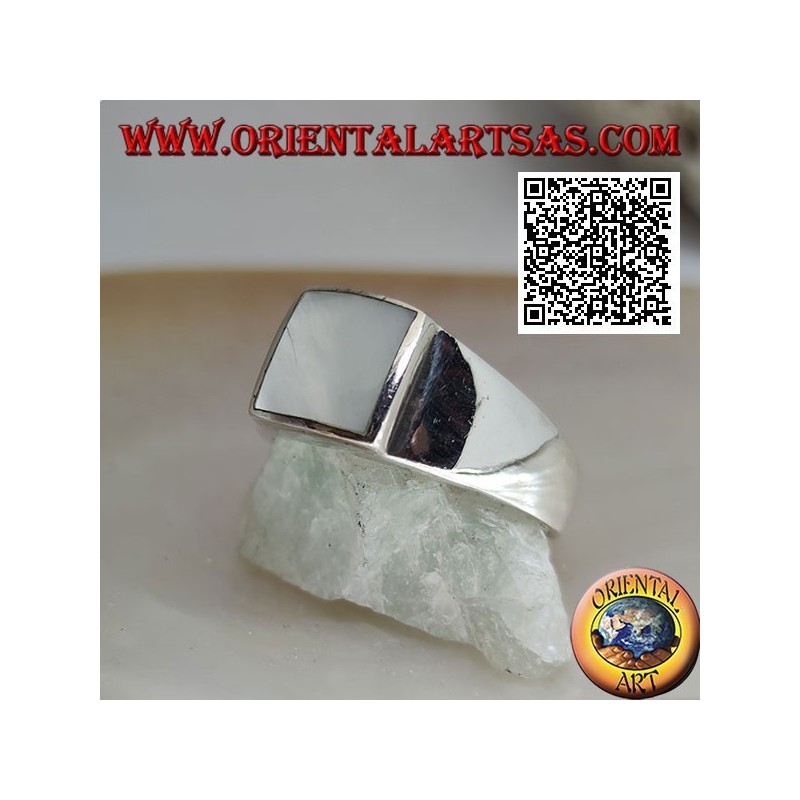 Anillo de plata con nácar cuadrado a ras con borde elevado sobre marco liso