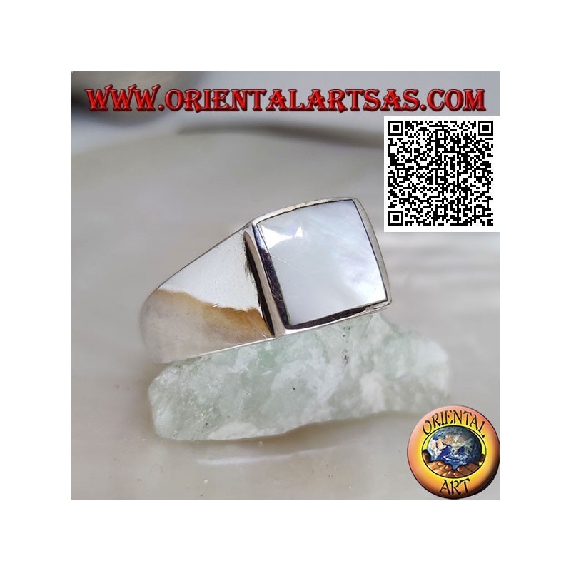 Bague en argent avec nacre carrée au ras du bord relevé sur monture lisse