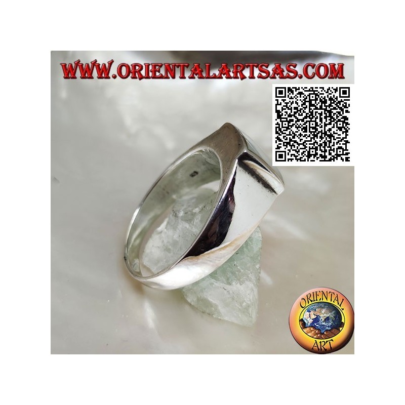 Bague en argent avec nacre carrée au ras du bord relevé sur monture lisse