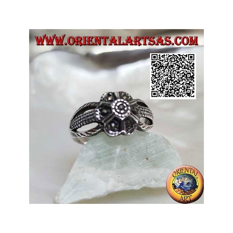 Anello in argento a forma di fiore a sei petali agganciato a tre fili tempestato di marcassite