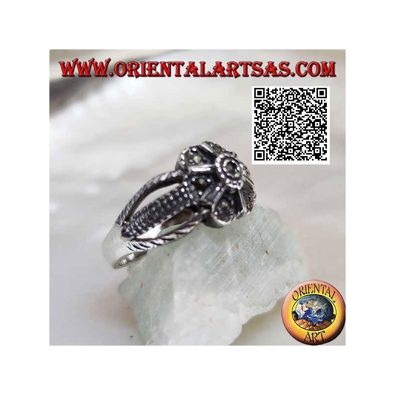 Anello in argento a forma di fiore a sei petali agganciato a tre fili tempestato di marcassite