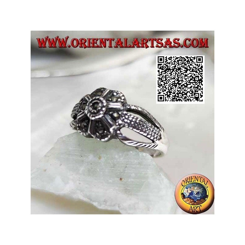 Anello in argento a forma di fiore a sei petali agganciato a tre fili tempestato di marcassite
