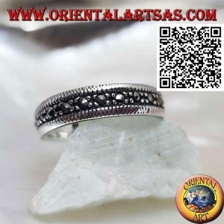 Bague en argent à moitié cloutée de marcassite