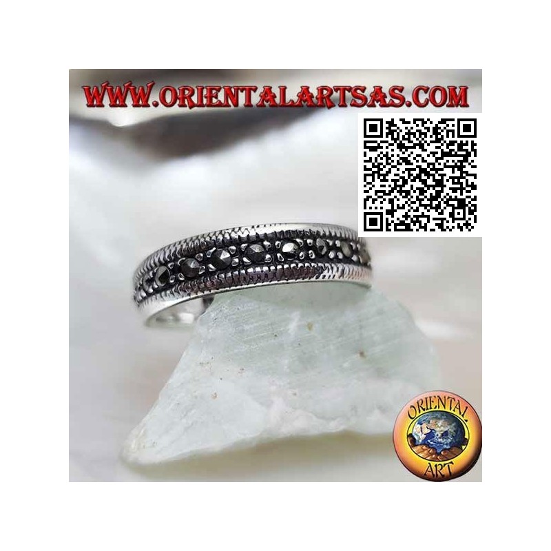 Bague en argent à moitié cloutée de marcassite