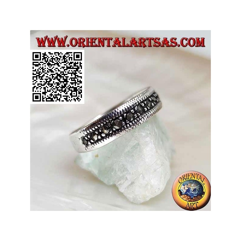 Bague en argent à moitié cloutée de marcassite