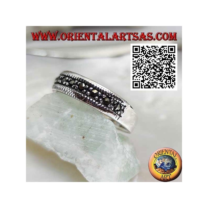 Bague en argent à moitié cloutée de marcassite